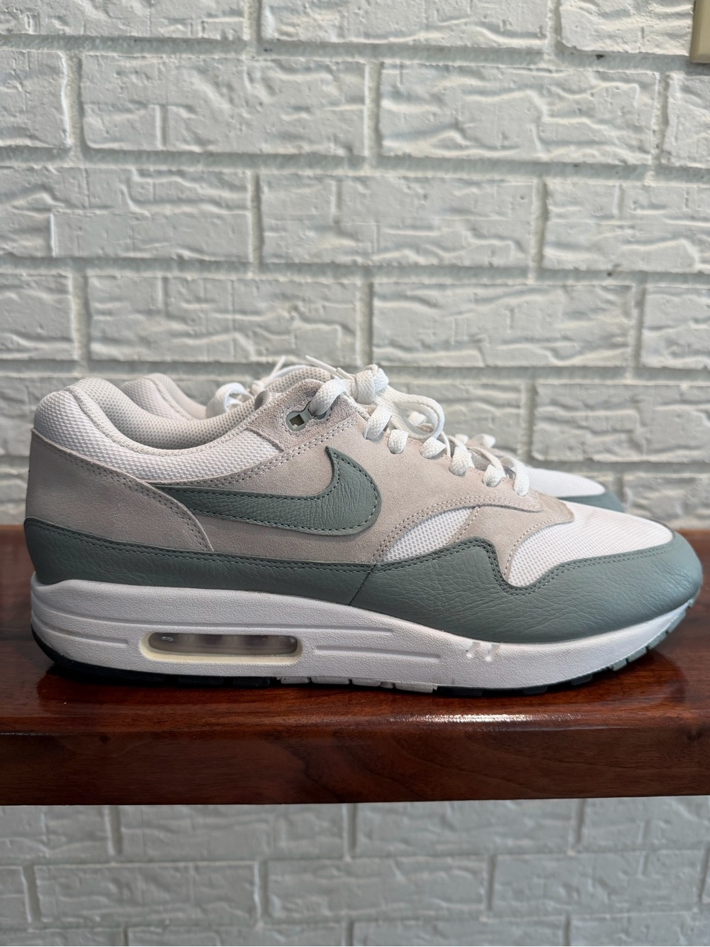 Nike air max 1 Low-Top Sneakers in Sage Green and White